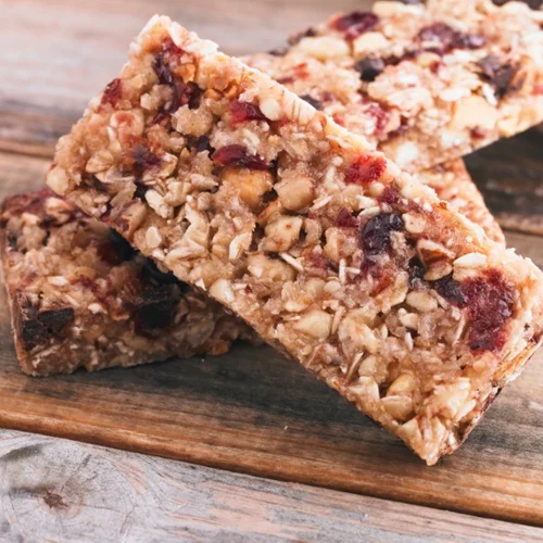 Μπάρες δημητριακών με βρώμη, κανέλα και αποξηραμένα φρούτα