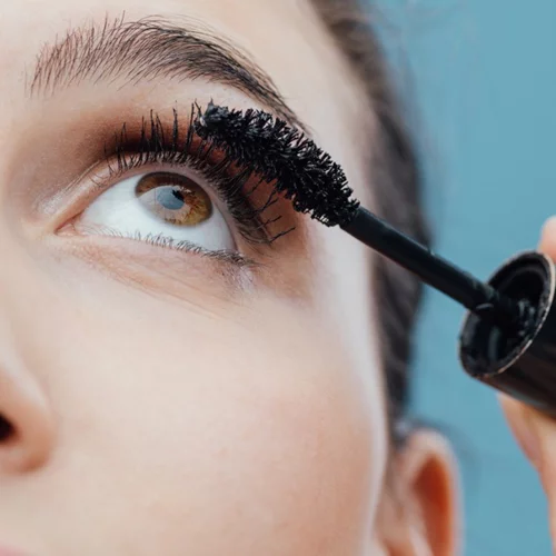 Πώς να βάλεις σωστά μάσκαρα ανάλογα με τις βλεφαρίδες σου (είναι αραιές, ίσιες ή κοντές;)