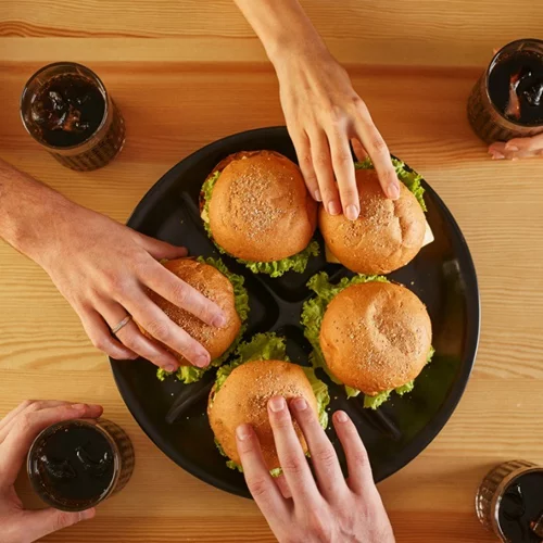 «Γιατί δεν μπορώ να αδυνατίσω;»: Μήπως τελικά σε παχαίνουν οι φίλες σου;