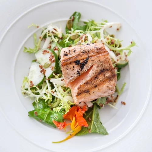 Σαλάτα με σολομό γεμάτη Ω-3 λιπαρά και νοστιμιά
