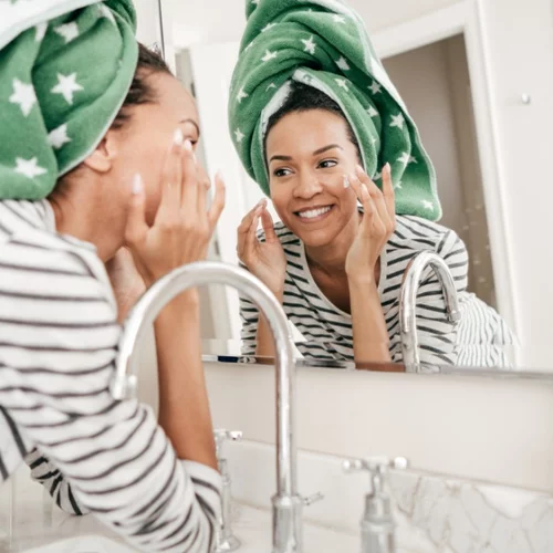 Ενυδατική προσώπου για ξηρή, λιπαρή ή ευαίσθητη επιδερμίδα: Έτσι θα επιλέξω την ιδανική για εμένα