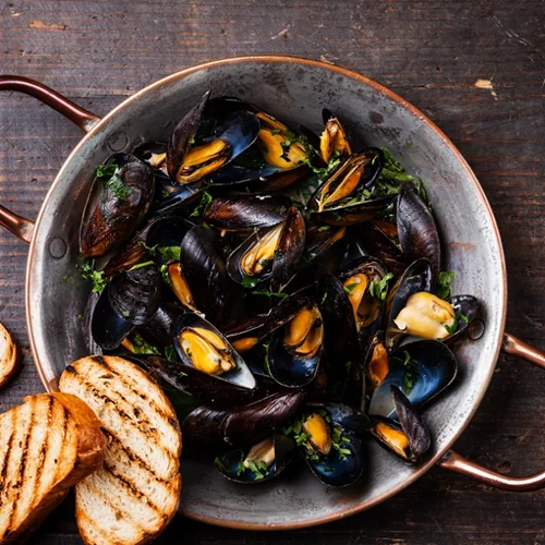 Μύδια αχνιστά με σκόρδο και λεμόνι