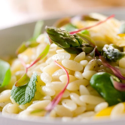 Σαλάτα με κριθαράκι και ψητό μήλο