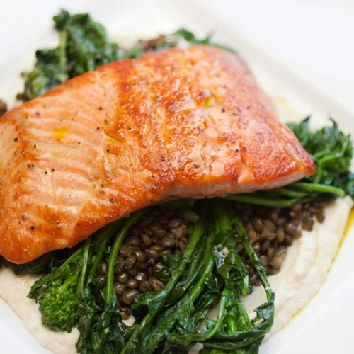 Πικάντικος σολομός με φακές: Ένας αναπάντεχος αλλά γευστικός συνδυασμός