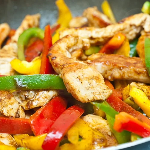 Ριγανάτο κοτόπουλο με πολύχρωμες πιπεριές