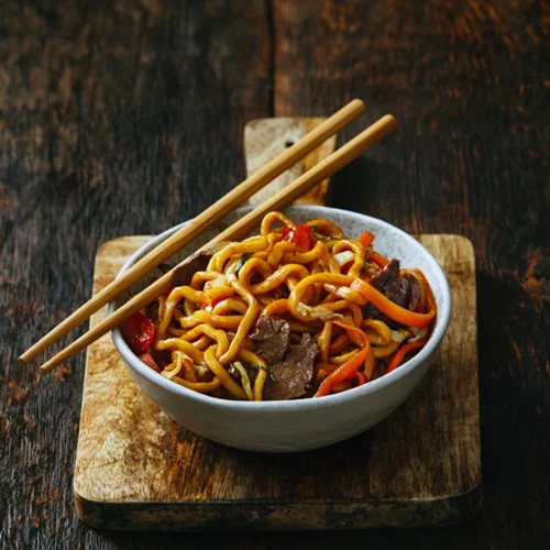 Κινέζικο στο σπίτι: Φτιάξε νουντλς με χοιρινό και λαχανικά