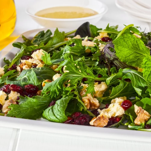 Σαλάτα με δαμάσκηνα και καβουρδισμένα καρύδια