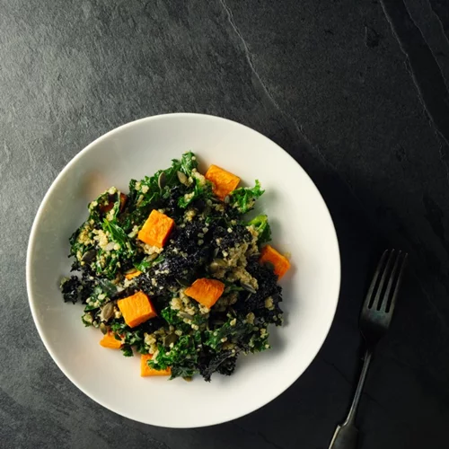 Σαλάτα με ψητές γλυκοπατάτες και λαχανίδα, έτοιμη σε 30'