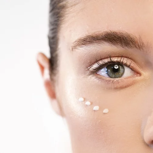 Το ανέξοδο τρικ της Kate Moss που καταπολεμά τα πρησμένα μάτια