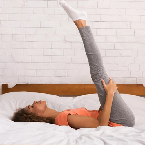 Ασκήσεις γυμναστικής στο σπίτι: Το workout που μπορούμε να κάνουμε στο κρεβάτι μας