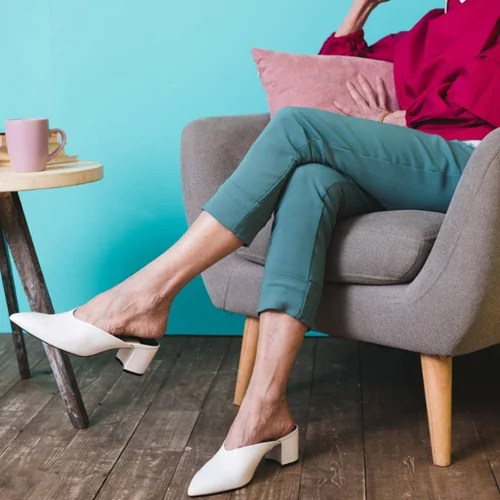 Γιατί πονάς όταν κάθεσαι; Τι είναι η κύστη κόκκυγος, σε τι οφείλεται και πώς θεραπεύεται