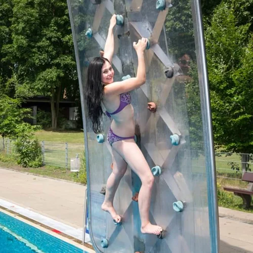 Αναρρίχηση σε τοίχο, πάνω από μια πισίνα: Το πιο καλοκαιρινό πρόγραμμα γυμναστικής