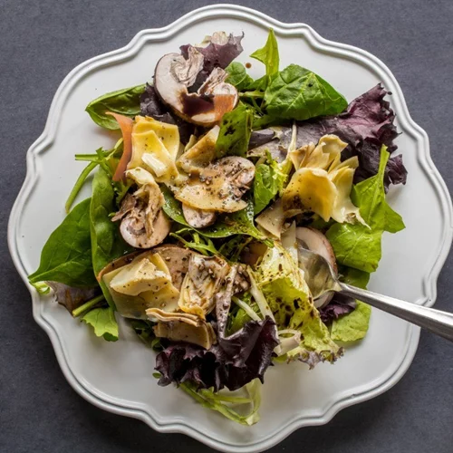 Νηστίσιμη συνταγή για σαλάτα με αγκινάρες και μανιτάρια