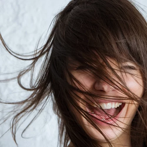 Τι να κάνω για τα λιπαρά μαλλιά; Αντίο στα λαδωμένα μαλλιά με αυτά τα μυστικά!