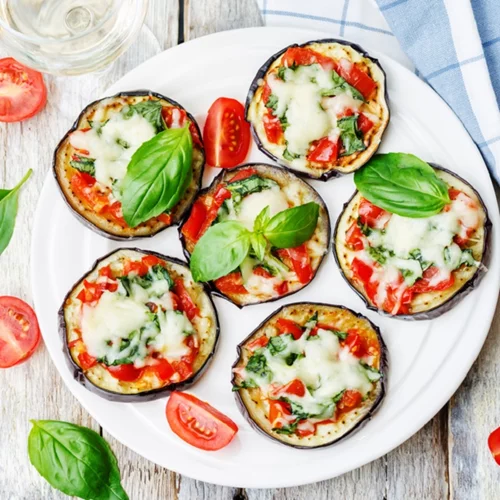 Μίνι πιτσάκια με βάση μελιτζάνας