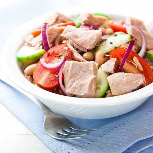 Σαλάτα με τόνο και λευκά φασόλια γεμάτη πρωτεΐνη!