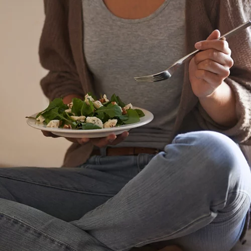 7 τροφές με «καλά» λιπαρά για να προσθέσεις στη σαλάτα