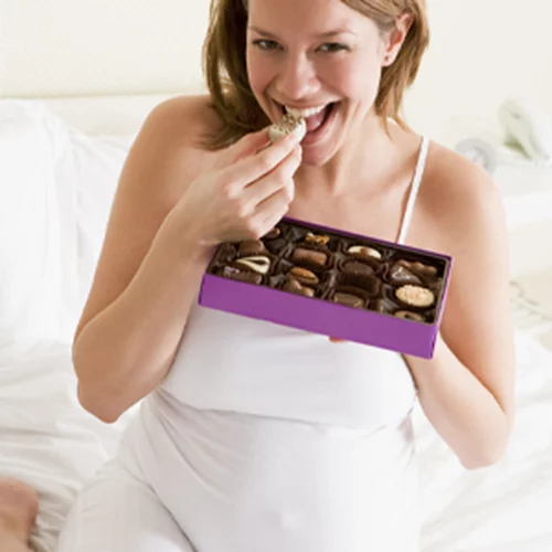 Λιγούρες εγκυμοσύνης: Αλμυρά ή γλυκά; Πατατάκια ή φρούτα; Να τι θα θες να τρως