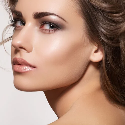 Πώς θα ξεπρηστούν τα μάτια γρήγορα (και 3 ακόμα τρικ για άλουστα μαλλιά και άλλα πρωινά άγχη)