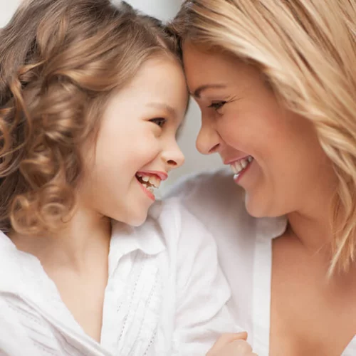 Για να μεγαλώσεις μία επιτυχημένη κόρη πρέπει να είσαι αυστηρή μαμά; (Ναι, λέει η έρευνα)