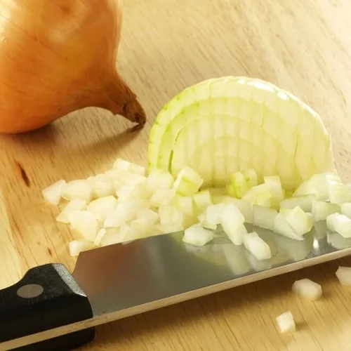 Πώς να κόψω το κρεμμύδι; Οι 12 τροφές που κόβεις λάθος και τα πιο έξυπνα ΤΡΙΚ των σεφ και food bloggers