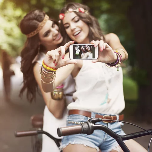 Πιο επικίνδυνες οι selfies από τους καρχαρίες [Έρευνα]