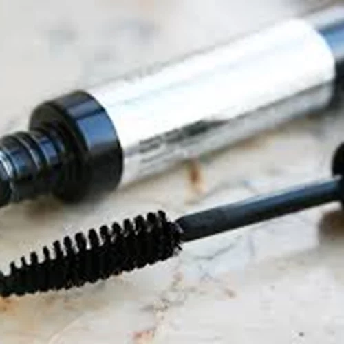 7 νέες μαύρες mascaras που αξίζουν μια θέση στο νεσεσέρ σου