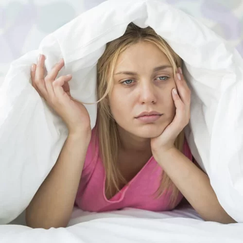 Γιατί κάποιες γυναίκες έχουν περίοδο κάθε μέρα; Τι την προκαλεί;