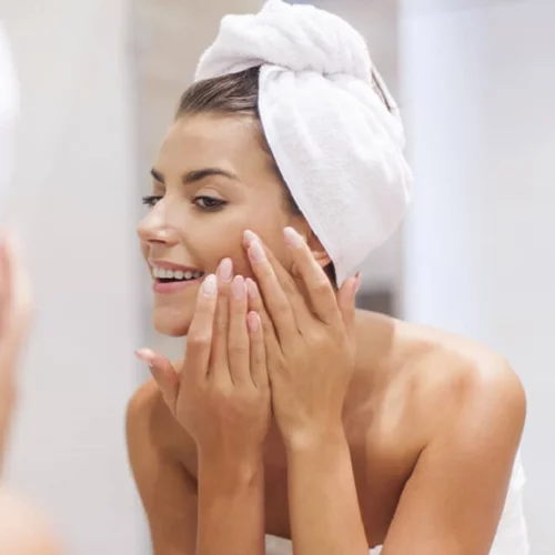 Ενοχλητική ακμή; Γιατί βγάζεις σπυράκια στο ίδιο σημείο και πώς θα τα εξαφανίσεις