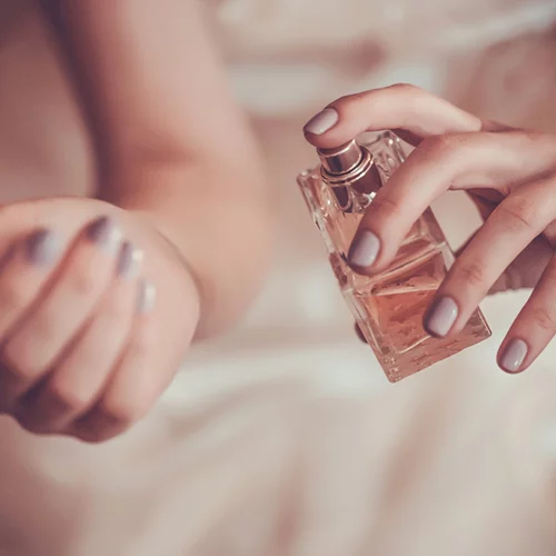 Super εύκολο μυστικό για να κρατάει το άρωμα από το πρωί μέχρι το βράδυ