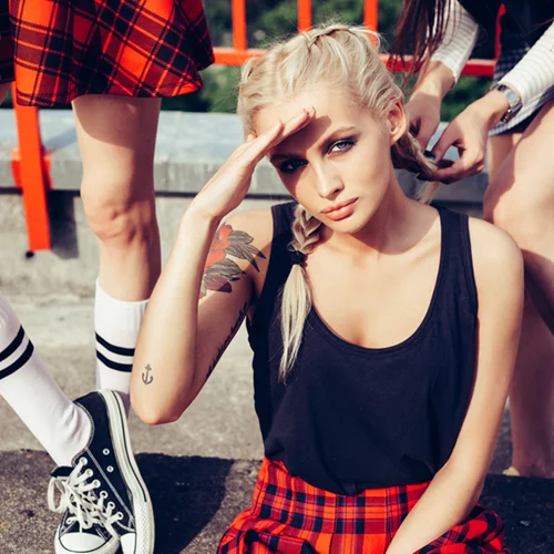 Νέα μανία στα μαλλιά: Οι πλεξούδες στο πλάι! Δες το how to video