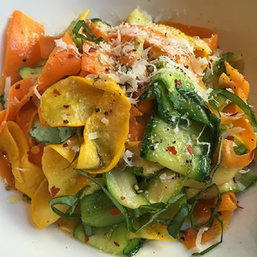 Η πιο νόστιμη μακαρονάδα δεν έχει ζυμαρικά! Δες τη συνταγή με ζυμαρικά λαχανικών