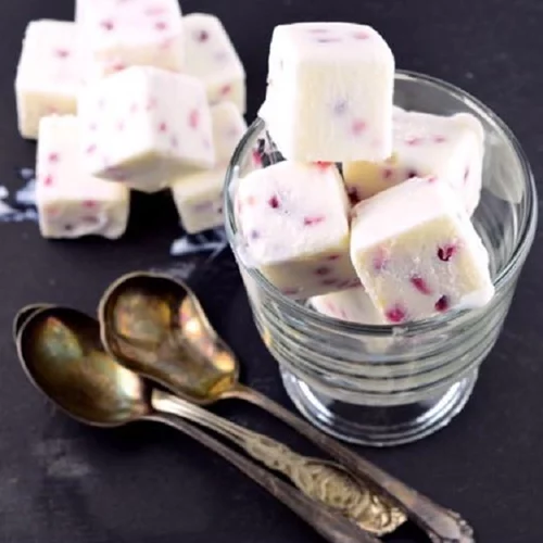 Θες γλυκό; Μπουκιές με παγωμένο γιαούρτι με ρόδι (μόνο με τρία υλικά)