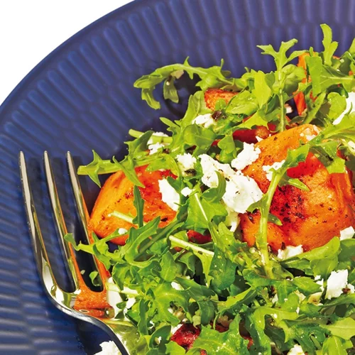 Σαλάτα με γλυκοπατάτα και ρόκα: η συνταγή που σε κρατάει νέα για πάντα