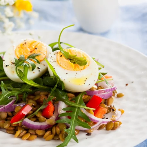 Λαχανικά στο πρωινό; Η συνταγή για σούπερ σαλάτα με φακές!