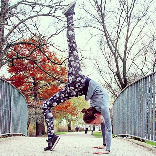 To πιο cool Shape Girl της εβδομάδας: H @yoga.in.the.kitchen εξερευνά την πόλη της κάνοντας yoga!