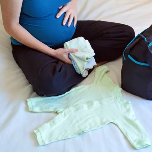 Τι περιέχει η βαλίτσα τοκετού 7 διαφορετικών γυναικών σε όλο τον κόσμο