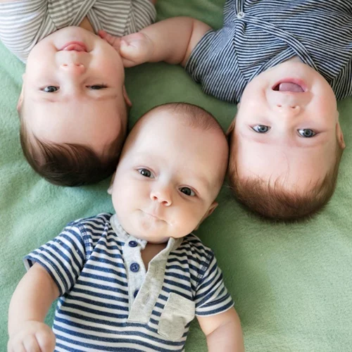 Πώς ντύνεις τρίδυμα ΚΑΙ ένα νήπιο; (Δύσκολα, είναι η απάντηση!) Δες το video και θα το διαπιστώσεις