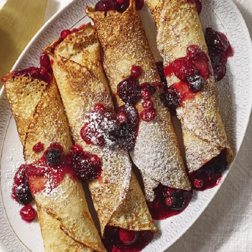 Σουηδικά pancakes με ξινόγαλα, homemade μαρμελάδα μούρων και σαντιγί
