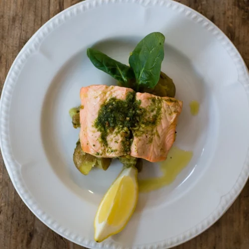 Φιλέτο ψαριού με πέστο μαϊντανού: Η τέλεια συνταγή για την Κυριακή των Βαΐων