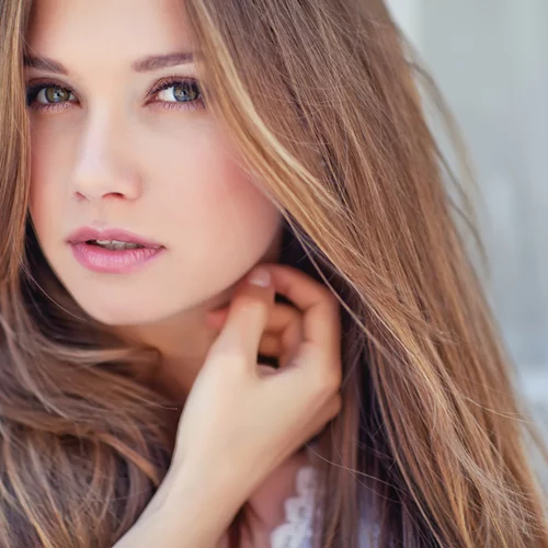 Αφυδατωμένα και ταλαιπωρημένα μαλλιά τον χειμώνα; Αυτή η θεραπεία φυτικής κερατίνης θα σε "σώσει"