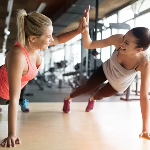 Οι ασκήσεις για σφιχτά χέρια και πόδια που θα κάνεις μαζί με την κολλητή σου