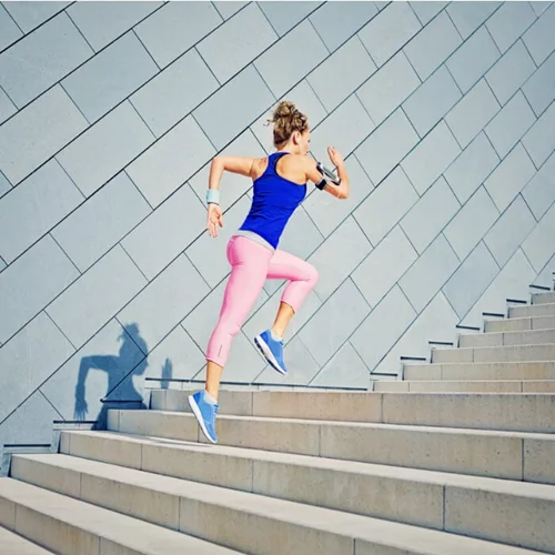 2 ασκήσεις για δυνατά πόδια με ένα λάστιχο πάνω στο στεπ