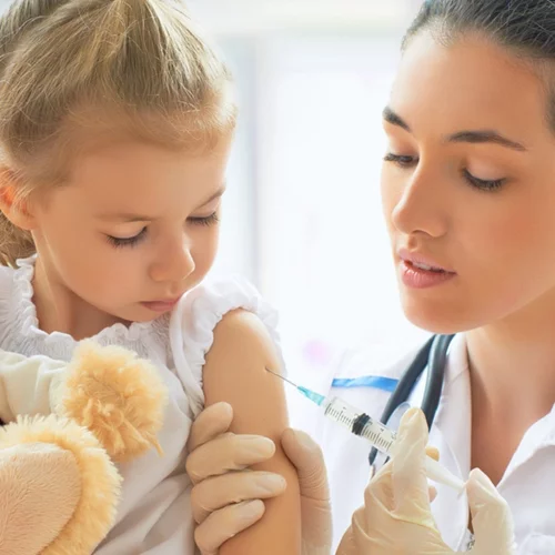 Ήρθε η πρώτη καταδίκη για ψευδές δημοσίευμα σχετικό με τα παιδικά εμβόλια