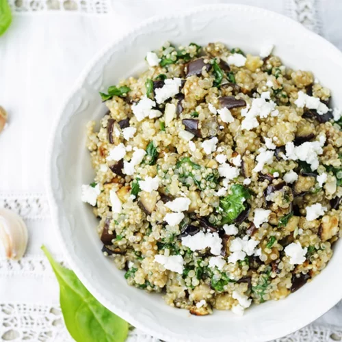 #ShapeTaperaki: H super food συνταγή για σαλάτα με κινόα και σπανάκι