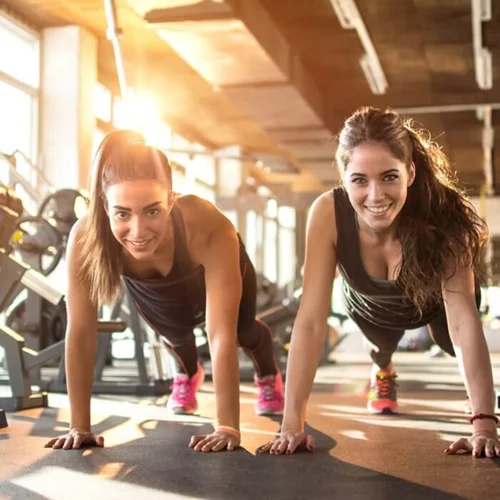 Ασκήσεις με μικρή μπάλα και λάστιχο για σφιχτό στήθος, χέρια και κοιλιά!