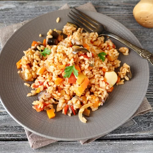Καλοκαιρινό πιλάφι με λαχανικά και καστανό ρύζι