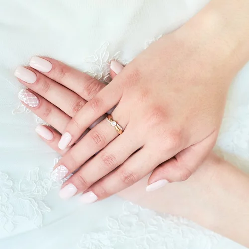 Νυφικά νύχια: 20 ιδέες για ένα ξεχωριστό αλλά διακριτικό μανικιούρ γάμου