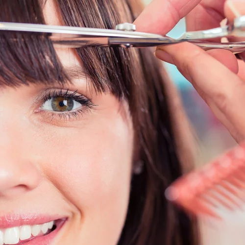 Πώς να κουρέψεις μόνη σου τις αφέλειες σύμφωνα με τους ειδικούς