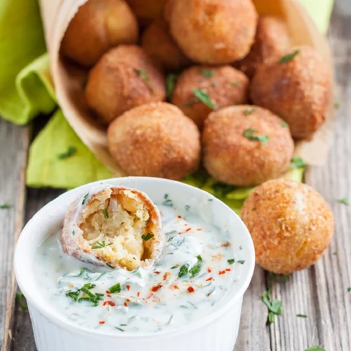 Κεφτεδάκια από ρεβίθια με σος γιαουρτιού